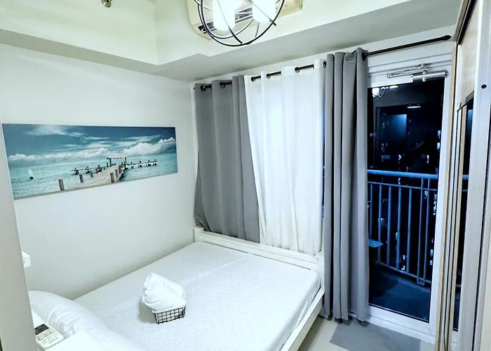 The Grove 1 Bedroom Earthy Staycation With Skyline Balcony